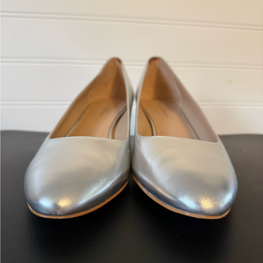 Stuart Weitzman low silver pumps 9.5 - Picture 5 of 7